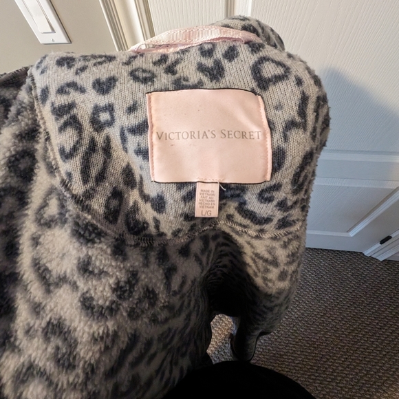 VS - Short grey leopard print fuzzy robe - Picture 5 of 6